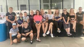 Kinga Sawczuk i uczestnicy spotkania „Lato w mieście z Eco Studio” w Kazimierzu Dolnym