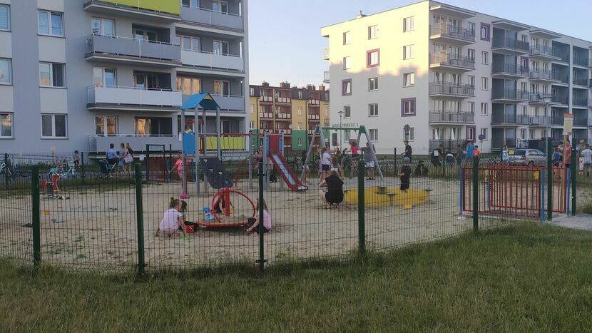 Jedyny plac zabaw na osiedlu Podmiejska. Mieszkańcy chcieli zbudować tu boisko i nowy plac, ale propozycja została odrzucona