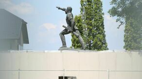 Widok z ul. Narutowicza na toaletę i pomnik