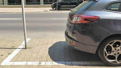 – Często przestrzeń do parkowania jest niewykorzystana bo kierowcy stają na jej środku, zajmując jednocześnie dwa miejsca, bo dzięki znakom umieszczonym tuż przy obszarze parkowania obawiają się, że nie wjadą lub nie wyjadą – pisze pan Tomasz