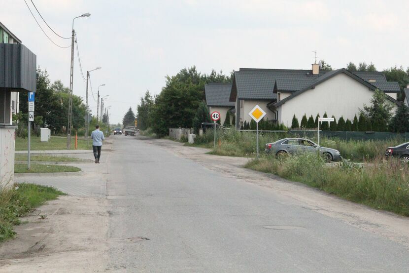 Obecny stan Podmiejskiej: nierówna nawierzchnia, brak chodnika i nierówne pobocze 