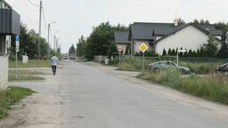 Obecny stan Podmiejskiej: nierówna nawierzchnia, brak chodnika i nierówne pobocze 