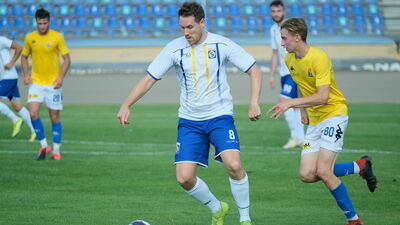 Piłkarze z Poniatowej (białe stroje) mają pracowity początek okresu przygotowawczego