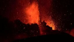 Etna wyrzuca z siebie lawę na wysokość nawet kilometra