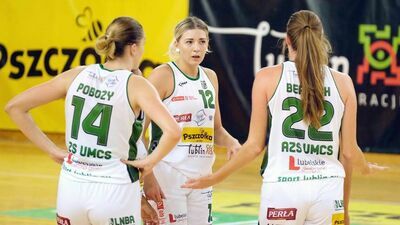 Klaudia Niedźwiedzka (w środku) zagrała w 25 meczach ligowych lubelskich "Pszczółek".