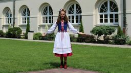 Ewelina Polańska chwilę po obronie doktoratu o ginącej architekturze drewnianej z Zamościa