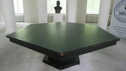 Niepozorny stół kryje za sobą niezwykłą historię. Stara się o niego Muzeum w Sulejówku