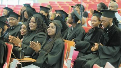 Czepkowanie. Gratulacje, kwiaty i plany na przyszłość studentów, m.in. z Zimbabwe czy RPA