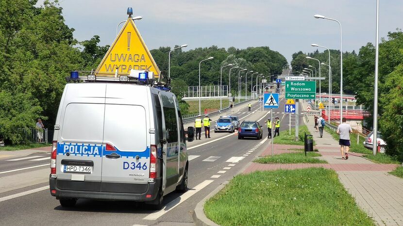 We wtorek na al. Warszawskiej 67-latek kierujący volkswagenem potrącił 74-letnią kobietę. Ciężko ranna kobieta trafiła do szpitala
