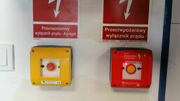 Zdaniem strażaków przycisk powinien być jeden. I tak już tu od wczoraj jest (chodzi o czerwony guzik po prawej). Teraz decyzja należy do nadzoru budowlanego
