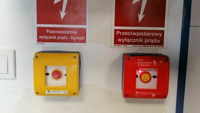 Zdaniem strażaków przycisk powinien być jeden. I tak już tu od wczoraj jest (chodzi o czerwony guzik po prawej). Teraz decyzja należy do nadzoru budowlanego