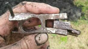 Element V2 z napisami katalogowymi. Identyczne części były używane w samolocie Messerschmitt 109