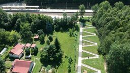 Gotowy jest chodnik z kostki brukowej, schody prowadzące w kierunku przystanku kolejowego Lublin Zachodni