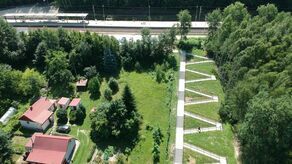 Gotowy jest chodnik z kostki brukowej, schody prowadzące w kierunku przystanku kolejowego Lublin Zachodni