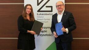 Malwina Kopron z prof. Januszem Igrasem, dyrektorem INS. - Jestem przekonany, że współpraca z tak znanym sportowcem przyniesie korzyści obu stronom, przyczyni się do   rozwoju   polskiego   sportu   oraz   rozpoznawalności   marki   Łukasiewicz-INS - powiedział szef puławskiego instytutu