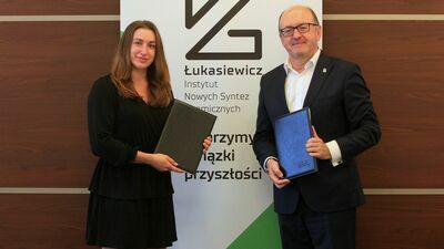 Malwina Kopron z prof. Januszem Igrasem, dyrektorem INS. - Jestem przekonany, że współpraca z tak znanym sportowcem przyniesie korzyści obu stronom, przyczyni się do   rozwoju   polskiego   sportu   oraz   rozpoznawalności   marki   Łukasiewicz-INS - powiedział szef puławskiego instytutu