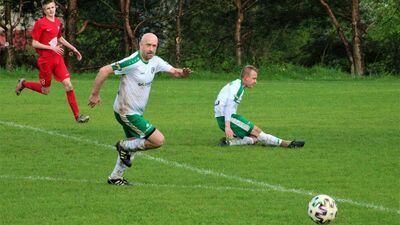 Grający trener Tomasz Ciechoński (na pierwszym planie) poprowadził wiosną Ogniwo do miejsca na najniższym stopniu podium

