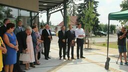 Palące słońce na otwarciu skweru z fontanną. Drzewa wycięte, goście chowali się pod dachem