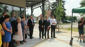 Palące słońce na otwarciu skweru z fontanną. Drzewa wycięte, goście chowali się pod dachem