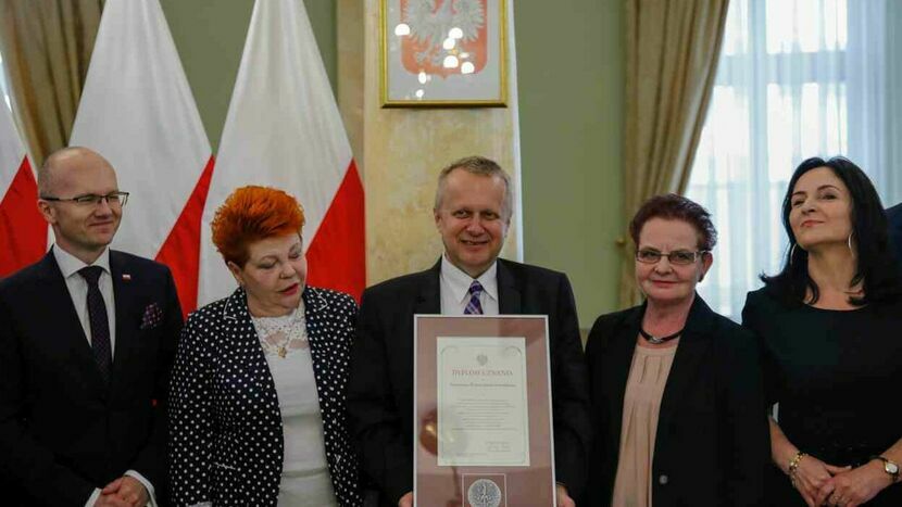 Ewa Jaszczuk (z prawej) wraz z innymi radnymi sejmiku województwa po odebraniu medalu od ówczesnego wojewody Przemysława Czarnka w maju 2019 roku