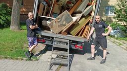 W wywiezieniu mebli po poprzedniej lokatorce pomogli panowie Jarosław (z lewej) i Rafał z firmy WEA Przeprowadzki