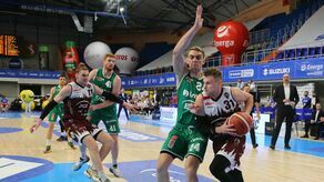 Mateusz Kostrzewski (z piłką) w minionym sezonie w barwach PGE Spójnia Stargard dotarł do finału rozgrywanego w Lublinie turnieju Suzuki Puchar Polski
