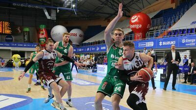 Mateusz Kostrzewski (z piłką) w minionym sezonie w barwach PGE Spójnia Stargard dotarł do finału rozgrywanego w Lublinie turnieju Suzuki Puchar Polski

