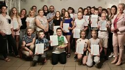 Uczniowie z nagrodami książkowymi przekazanymi przez stowarzyszenie