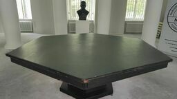 Sala kolumnowa, w której jest stół, przechodzi obecnie remont