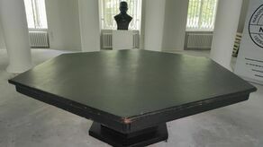 Sala kolumnowa, w której jest stół, przechodzi obecnie remont