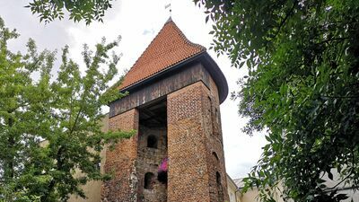 Najstarsza wzmianka o baszcie pochodzi z 1576 r. i dotyczy jej remontu. Obiekt był wielokrotnie przebudowywany, a w XVIII w. przekształcono basztę w… wytwórnię świec. Obecny wygląd uzyskała wskutek remontu w 1994 r. 