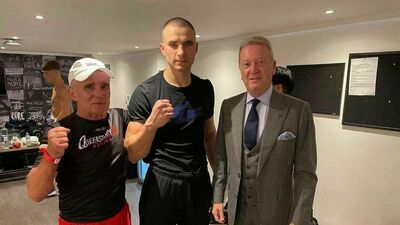 Michał Soczyński (w środku) odniósł kolejne zwycięstwo w zawodowym ringu

