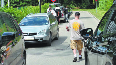 Na tej drodze można teraz parkować. Przez to piesi wychodzący ze skateparku zza stojących tu samochodów bywają niewidoczni dla kierowców