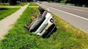 Dachowanie dacii. Kierowca zasnął za kierownicą