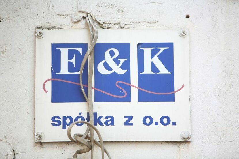 W kwietniu ubiegłego roku Ministerstwo Zdrowia, którego szefem był wówczas Łukasz Szumowski, podpisało umowę na dostawę respiratorów z E&K, lubelską firmą byłego handlarza bronią Andrzeja Izdebskiego