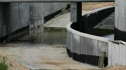 Pod tunelem, po opadach deszczu, zbiera się woda