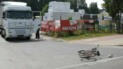 Kierowca ciężarówki pojechał pod prąd. Rowerzysta ciężko ranny