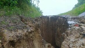 Zalany sklep i ośrodek wypoczynkowy, a ta dziura była drogą