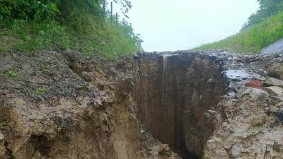 Zalany sklep i ośrodek wypoczynkowy, a ta dziura była drogą