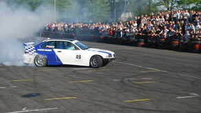 Autodrom. Pokazy nowej dyscypliny, driftingu