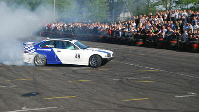 Autodrom. Pokazy nowej dyscypliny, driftingu
