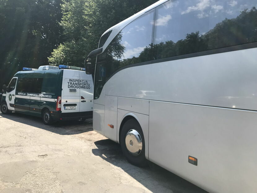 W poniedziałek rano na parkingu przy Muzeum Wsi Lubelskiej, funkcjonariusze Inspekcji Transportu Drogowego i policji skontrowali autobus, podstawiony dla dzieci udających się do Okuninki
