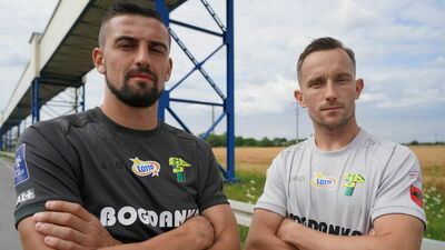 Bartosz Śpiączka i Paweł Wojciechowski w nowych koszulkach Górnika Łęczna, które powstały z recyklingu

