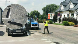 Doprowadzili go w kaftanie i specjalnym kasku. Zarzuty za atak maczetą