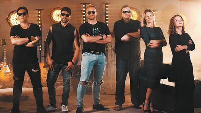 Podpis: Od lewej: Arkadiusz Gałka (gitara), Wojciech Gurdziel (perkusja), Bartosz Przysucha (wokal), Sebastian Kot (bas), Katarzyna Toborek (fortepian), Patrycja Malinowska (wokal wspierający)