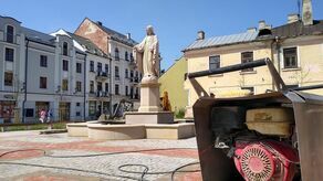 Postawiona we wtorek figura, która dominuje nad skwerem przed kościołem od strony zachodniej Starego Miasta