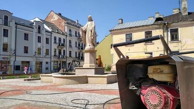 Postawiona we wtorek figura, która dominuje nad skwerem przed kościołem od strony zachodniej Starego Miasta