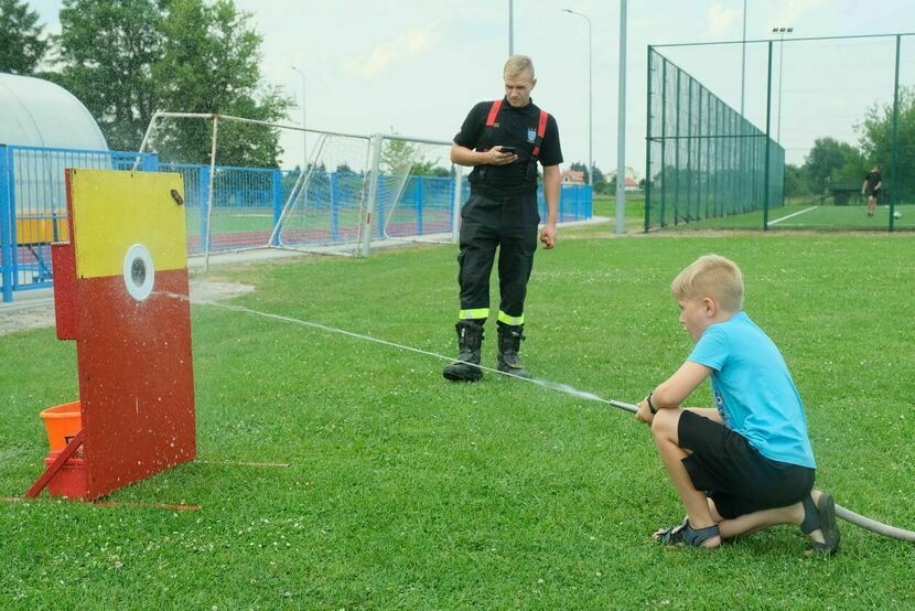 Niektórzy strażacy już biorą udział w akcjach promujących szczepienia. Takie atrakcje dla najmłodszych zorganizowali w niedzielę na pikniku w Bełżycach.