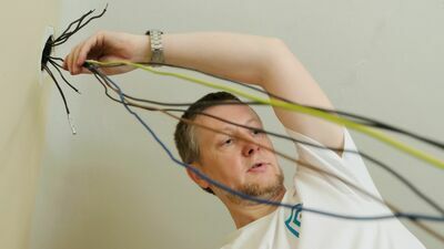 Krzysztof Pietrzak z pracownikami lubelskiej firmy Inteligentne Instalacje Elektryczne podjął się prac w mieszkaniu, w którym już wkrótce zamieszka emerytowana nauczycielka z Lublina, Grażyna Maciążek. W akcję pomocową na jej rzecz zaangażowały się dziesiątki Czytelników