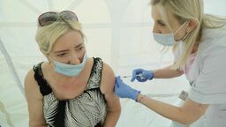 - Zależało mi, żeby punkt był w centrum miasta - mówi pani Elżbieta, która szczepiła się wczoraj przy ul. Zielonej. Miejsce szczepień dla wszystkich chętnych, zorganizowano w siedzibie Bractwa Miłosierdzia im. św. Brata Alberta